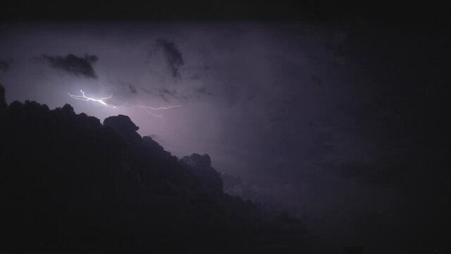 Cielo di notte con fulmini e lampi