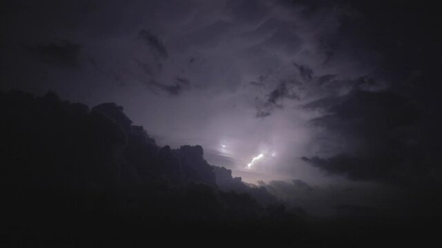 Cielo di notte con fulmini e lampi