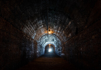 Tunnel Bunker unterirdischer Gang Dunkelheit Angst Furcht Panik Licht Beton Schutzraum Stollen...