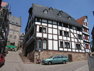Fototapeta na wymiar Hirschberg Reitgasse Marburg mit alten Fachwerkhäusern bzw. Häusern