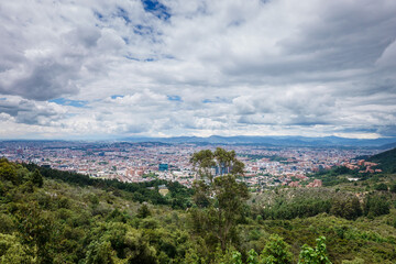 Fototapeta na wymiar Panorámica desde los cerros orientales de Bogotá DC, ciudad capital de Colombia Construcciones y edificios de la ciudad capital de Colombia