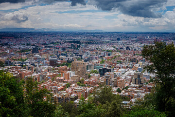 Obraz premium Panorámica desde los cerros orientales de Bogotá DC, ciudad capital de Colombia Construcciones y edificios de la ciudad capital de Colombia