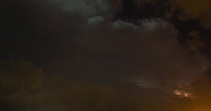 Cielo di notte con fulmini e lampi