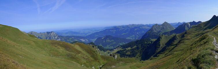 Fototapeta na wymiar Panorama auf dem Damülser Rundweg, Vorarlberg mit Damülser Mittagspitze