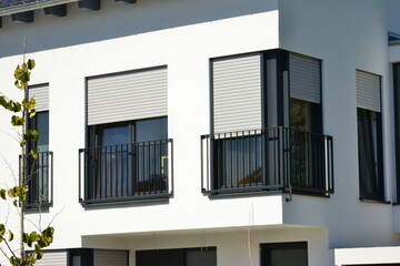 Fenster mit Sturzsicherungsgeländer an einem neu gebauten Wohn- oder Bürogebäude