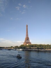 Fototapeta na wymiar Walking around the Eiffel Tower