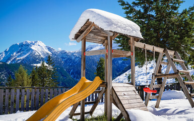 Schneebedeckter Spielplatz auf  der Feilalm in Tirol in den Bergen