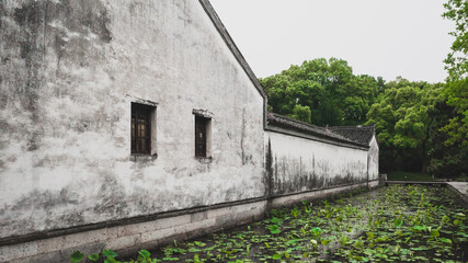 Fototapeta na wymiar Chinese house by water in Lanting (Orchid Pavilion) scenic area in Shaoxing, China