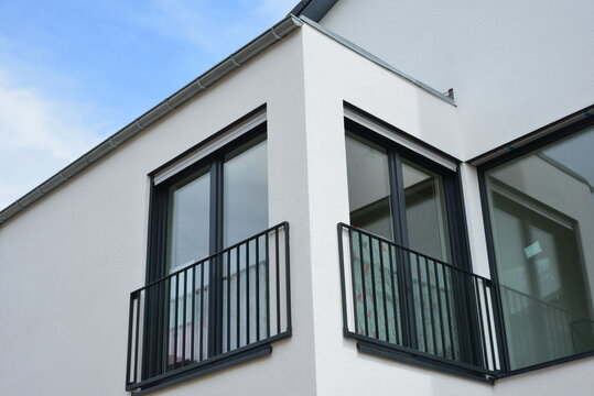 Fenster mit Sturzsicherungsgeländer an einem neu gebauten Wohn- oder Bürogebäude