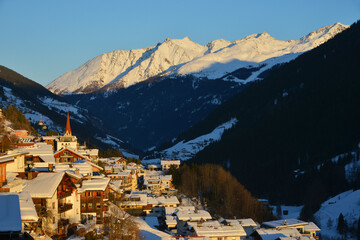 Skiort Kappl in Österreich am Spätnachmittag bei Sonne im Winter.