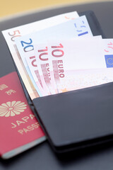 ユーロ紙幣とパスポート