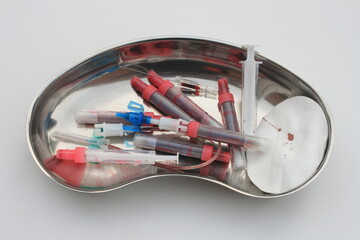 Nierenschale mit Blutproben. Blutentnahme.