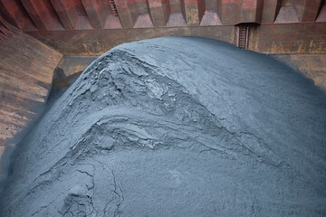 Stowage of iron ore concentrate in bulk inside cargo hold of bulk carrier