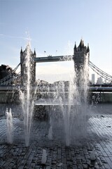 Obraz premium Tower Bridge through a Fountain