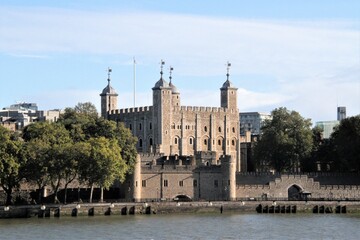 Fototapeta na wymiar The Tower of London across the river thames