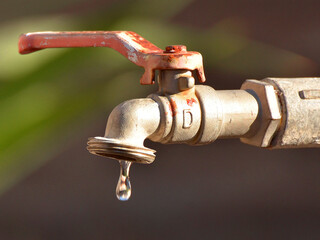 llave descompuesta, agua tirandose, gotas de agua 