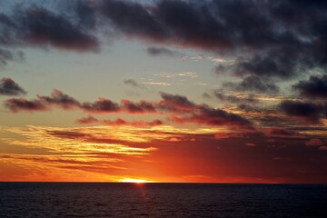 Sonnenaufgang am Horizont