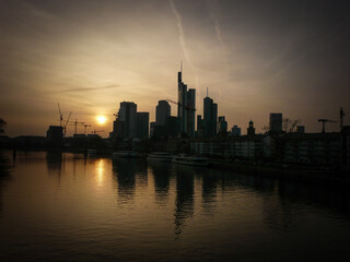 Obraz premium sunset over downtown Frankfurt and the river Main