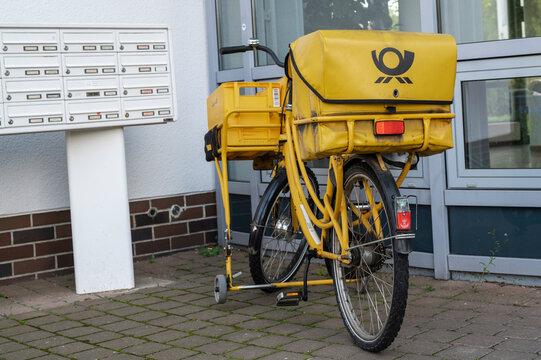 Deutschland , 30.09.2020 , Cottbus Ein Postfahrrad eines Briefzustellers