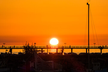 Stimmungsvoller Sonnenuntergang &uuml;ber der Seebr&uuml;cke von K&uuml;hlungsborn
