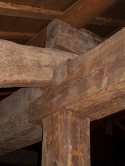古材の梁と柱