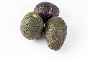 drei Avocados auf weißem Hintergrund freigestellt vegan vegetarisch niemand