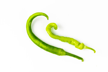 zwei Pfefferoni, Chili, Paprika grün isoliert