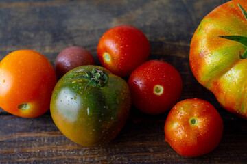 Verschiedene alte tomatensorten auf dunklem Holz, niemand