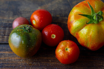 Verschiedene alte tomatensorten auf dunklem Holz, niemand