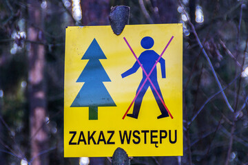 Znak zakaz wstępu na teren lasu. - obrazy, fototapety, plakaty