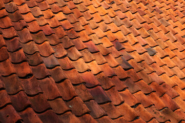 Alte Dachziegel. Terrakotta-Farbe. Unter den Dachziegeln befindet sich Riet.