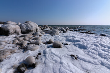 vereiste Steine an der Ostsee im Winter