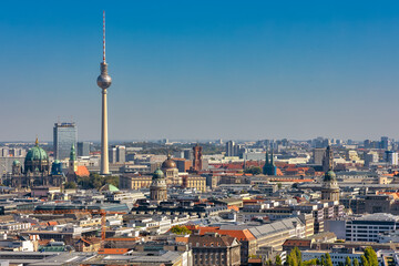 Blick über Berlin mit Alexander Turm, Berliner Dom, Stadtschloss, rotem Rathaus, deutschem und franzözischen Dom und Nikolakirche © Dieter Meyer