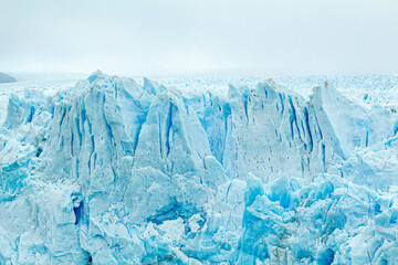 detalhe da geleira perito moreno, com suas gigantescas colunas de gelo