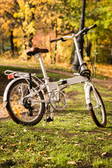 Fototapeta na wymiar White city bike in the park