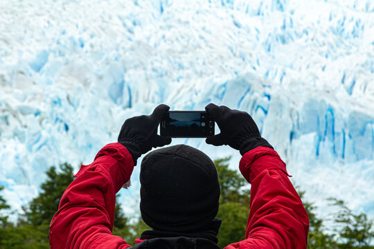 Pessoa De Casaco Vermelho Fotografando O Glaciar Com Seu Celular 