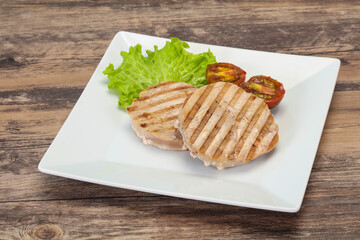 Grilled tuna steak with kumato