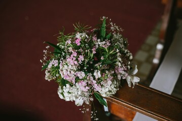 Arreglo floral colorido para casamientos