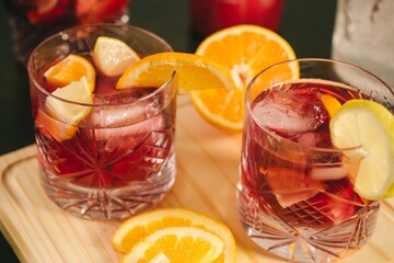 Vasos de tragos en mesa con frutas