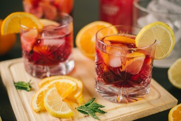 Vasos de tragos en mesa con frutas
