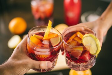 Vasos de tragos en mesa con frutas