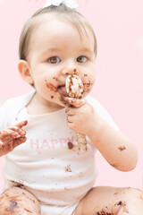 bebe comiendo