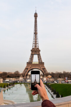 Taking photos with a smartphone to Eiffel Tower from Trocadero