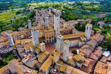 San Gimignano in Italien aus der Luft | Luftbilder vom Dorf San Gimignano in der Toskana - obrazy, fototapety, plakaty