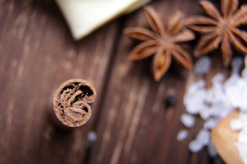 Spezie varie su sfondo in legno