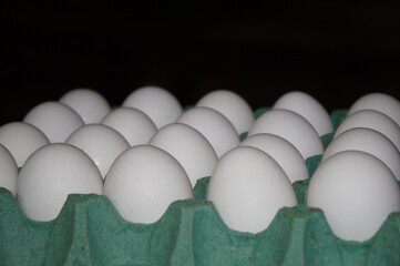 Ovos brancos com casca em uma cartela verde