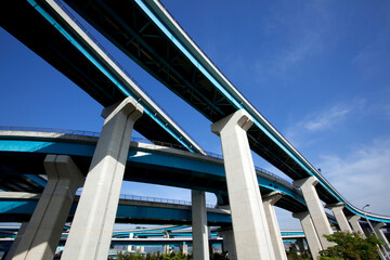 高速道路の支柱