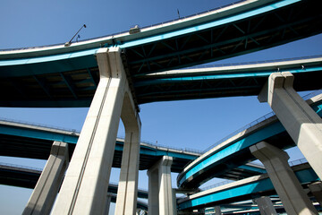 高速道路の支柱