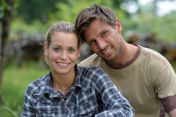 Fototapeta premium a happy couple in a field