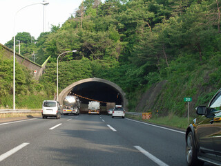 高速道路のトンネル入口